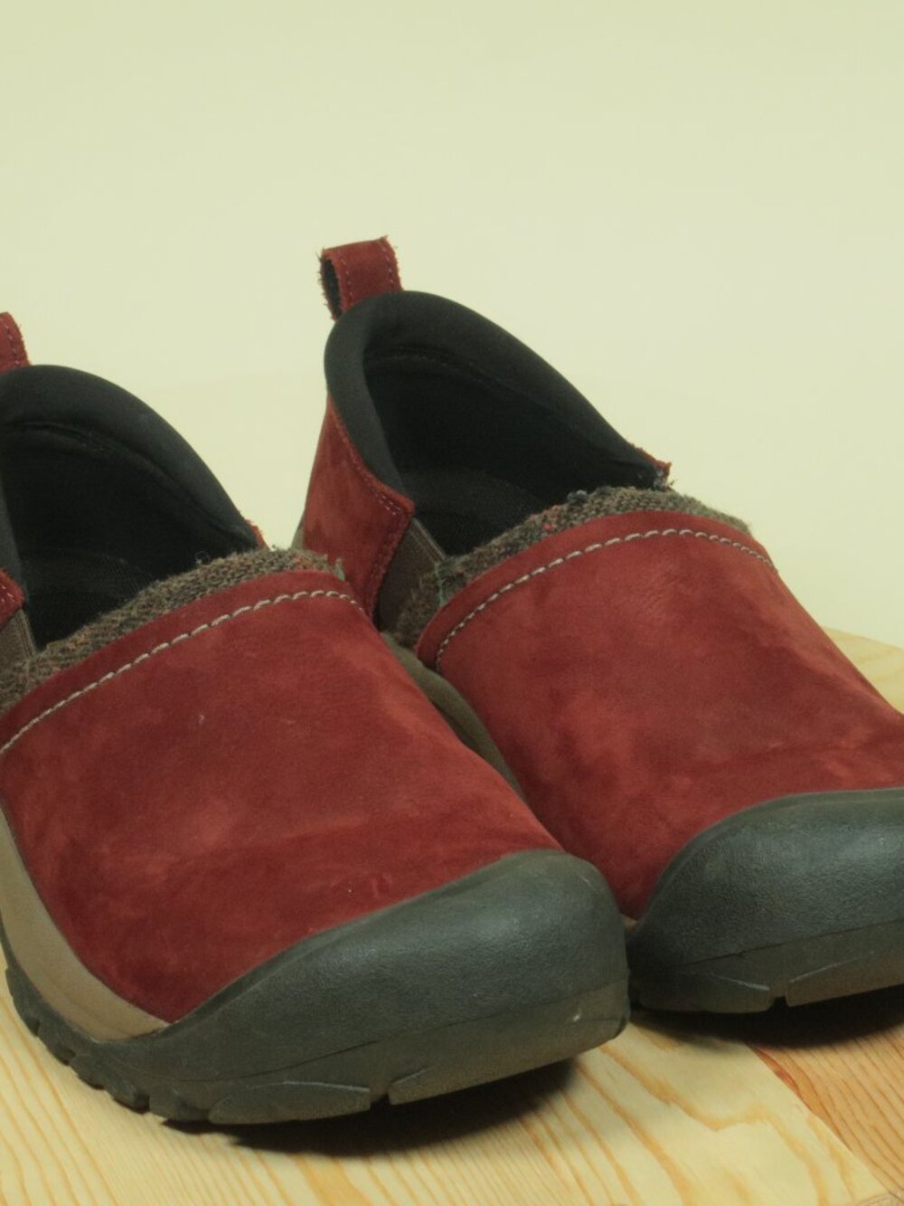 Keen Kaci II Slip On Loafers Shoes Womens 9 Red Nubuck Suede Flats